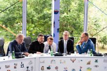 Ukrajinský prezident Volodymyr Zelenskij, britský premiér Keir Starmer, francúzsky prezident Emmanuel Macron, nemecký kancelár Friedrich Merz a poľský premiér Donald Tusk telefonicky hovoria s americkým prezidentom Donaldom Trumpom počas summitu Európskeho politického spoločenstva v Tirane. FOTO: Reuters
