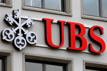 Logo spoločnosti je viditeľné v pobočke švajčiarskej banky UBS v Zürichu vo Švajčiarsku 2. februára 2016. FOTO: REUTERS