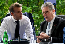 Francúzsky prezident Emmanuel Macron a britský premiér Keir Starmer hovoria na 6. summite Európskeho politického spoločenstva. FOTO: Reuters
