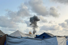 Dym stúpa po izraelských útokoch v južnom Pásme Gazy. FOTO: Reuters