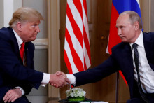 Americký prezident Donald Trump a ruský prezident Vladimir Putin si podávajú ruky počas stretnutia v Helsinkách (16. júla 2018). FOTO: Reuters