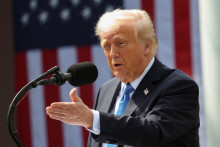 Trumpove clá sú dôvodom, prečo mnohé automobilky vrátane bratislavského Volkswagenu zvažujú novú obchodnú stratégiu. FOTO: REUTERS