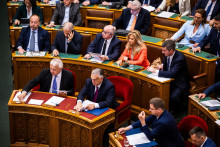 Maďarský premiér Viktor Orbán a podpredseda vlády Zsolt Semjén sa zúčastnili hlasovania o vystúpení z Medzinárodného trestného súdu. FOTO: Reuters