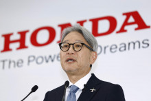 Hlavný výkonný riaditeľ japonskej automobilky Honda Toshihiro Mibe reční počas tlačovej konferencie v Tokiu 20. mája 2025.  FOTO TASR/AP