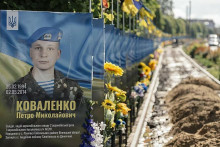 V Hajsyne na Ukrajine upravujú chodníky pozdĺž tabúľ s menami padlých ukrajinských hrdinov. Je ich tam vystavených vyše pol druhej stovky. FOTO: Mafra/Petr Topič