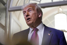 Americký prezident Donald Trump sa prihovára zástupcom médií vo Washingtone, D.C., USA, 20. mája 2025. FOTO: REUTERS