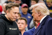 Musk už začiatkom mája avizoval, že značne obmedzí čas venovaný práci v Trumpovej administratíve a bude sa viac venovať svojim firmám. FOTO: REUTERS