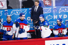 Slovenskí hokejisti zľava Michal Krištof, Pavol Regenda, tréner slovenskej hokejovej reprezentácie Vladimír Országh, Dalibor Dvorský a Maxim Čajkovič sledujú zo striedačky zápas A-skupiny Fínsko - Slovensko. FOTO: TASR/Jakub Kotian