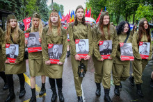 Ženy si obliekli sovietske uniformy, aby si v Kišiňove uctili výročie konca druhej svetovej vojny. FOTO: Profimedia