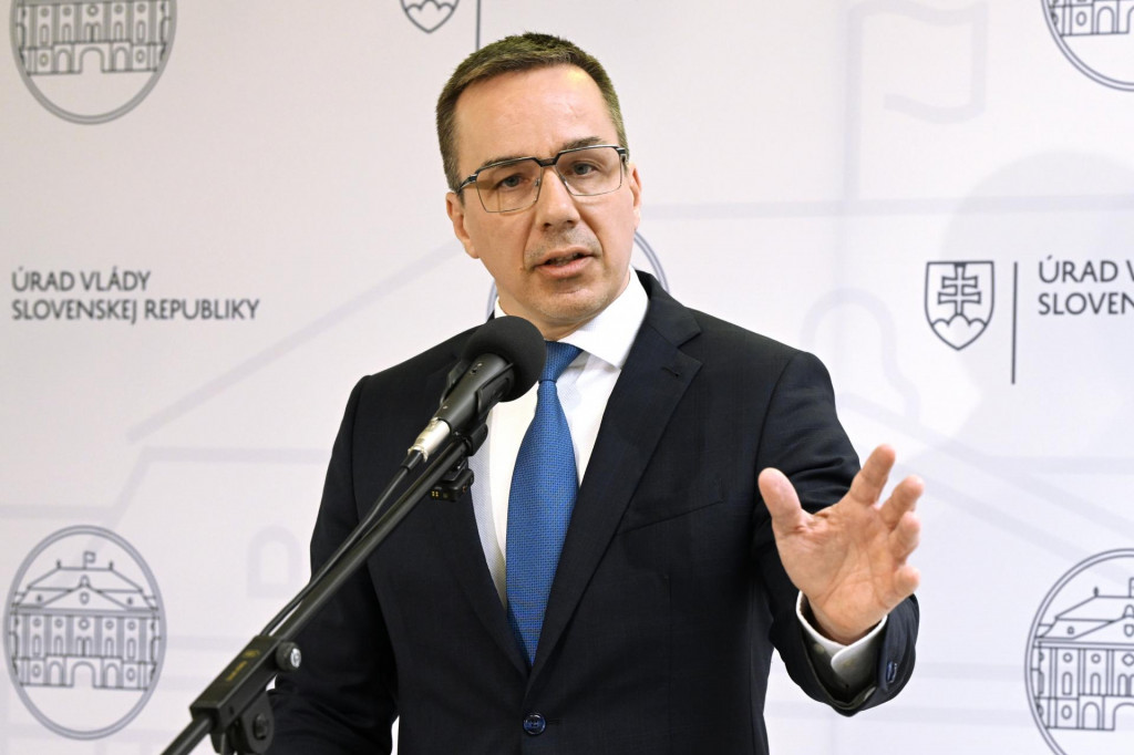 Na sn&iacute;mke minister pr&aacute;ce, soci&aacute;lnych vec&iacute; a rodiny SR Erik Tom&aacute;&scaron; (HLAS-SD) gestikuluje počas br&iacute;fingu po rokovan&iacute; vl&aacute;dy SR v Bratislave v stredu 5. marca 2025. FOTO TASR - Pavel Neubauer

*** Local Caption *** tk br&iacute;fing MPSVR


FOTO: Pavel Neubauer
