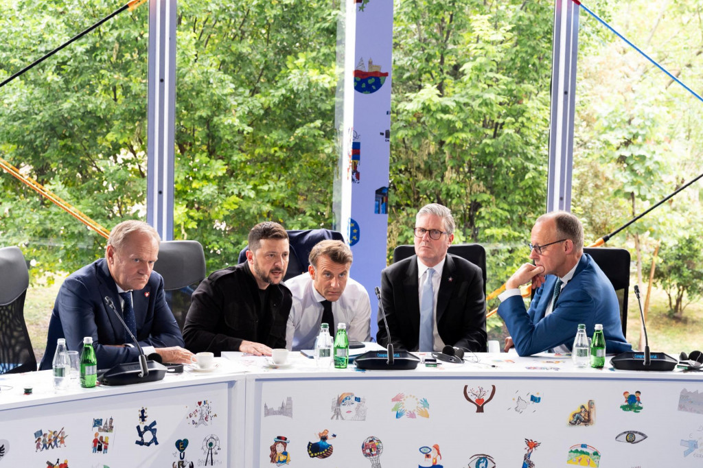 Ukrajinský prezident Volodymyr Zelenskij, britský premiér Keir Starmer, francúzsky prezident Emmanuel Macron, nemecký kancelár Friedrich Merz a poľský premiér Donald Tusk telefonicky hovoria s americkým prezidentom Donaldom Trumpom počas summitu Európskeho politického spoločenstva v Tirane. FOTO: Reuters