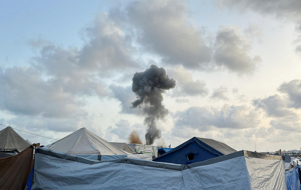 Dym stúpa po izraelských útokoch v južnom Pásme Gazy. FOTO: Reuters