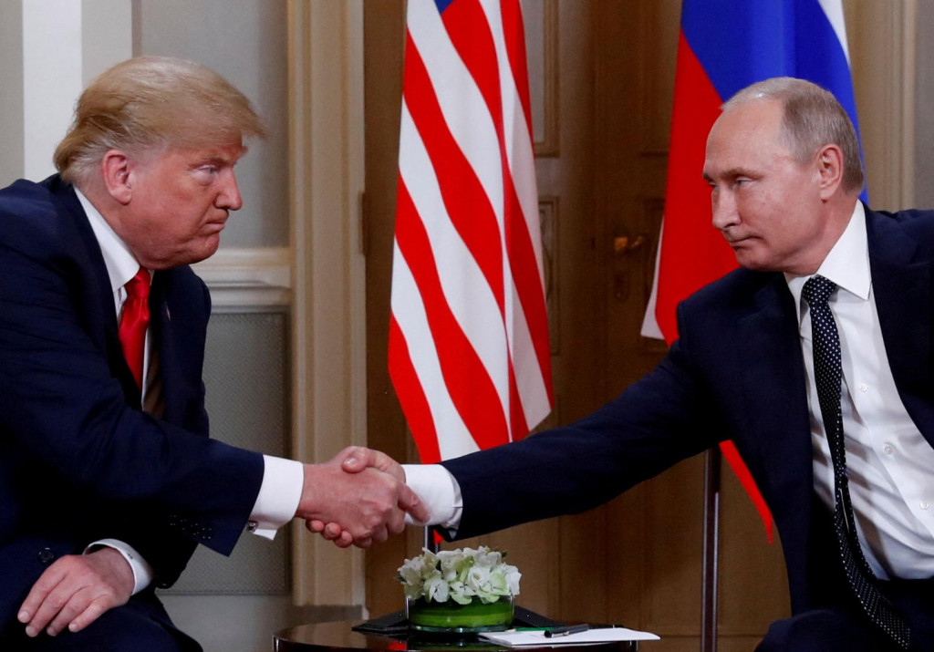 Americký prezident Donald Trump a ruský prezident Vladimir Putin si podávajú ruky počas stretnutia v Helsinkách (16. júla 2018). FOTO: Reuters
