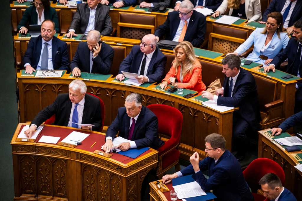 Maďarský premiér Viktor Orbán a podpredseda vlády Zsolt Semjén sa zúčastnili hlasovania o vystúpení z Medzinárodného trestného súdu. FOTO: Reuters