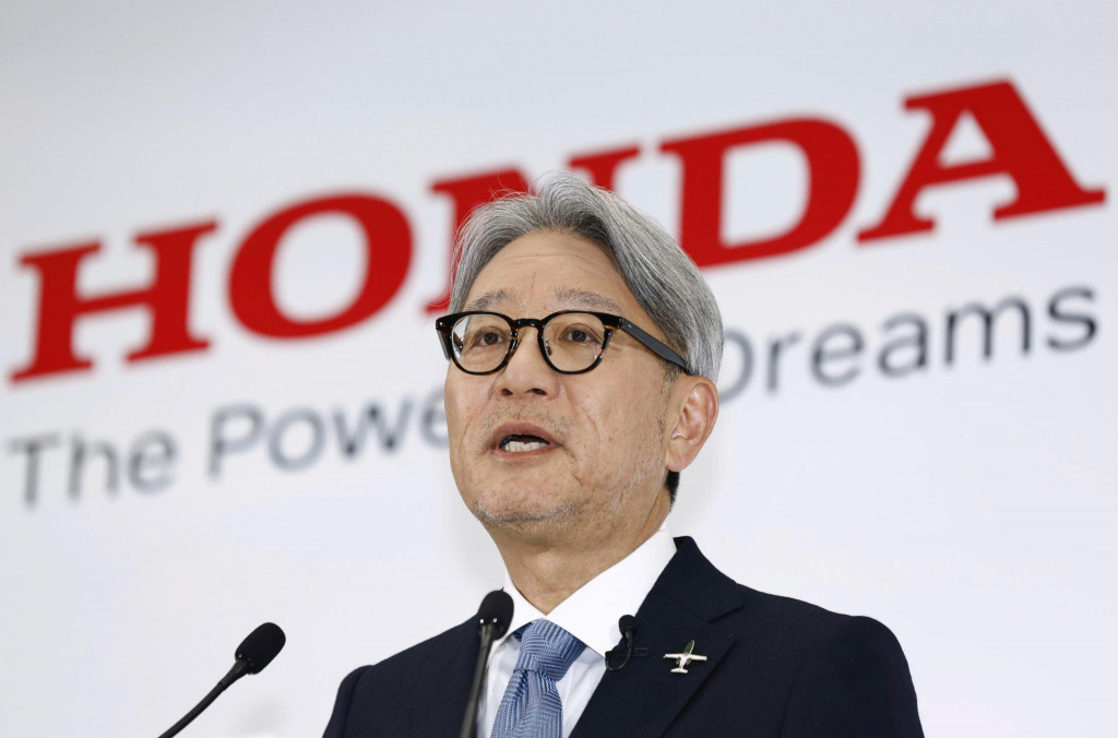 Hlavný výkonný riaditeľ japonskej automobilky Honda Toshihiro Mibe reční počas tlačovej konferencie v Tokiu 20. mája 2025.  FOTO TASR/AP