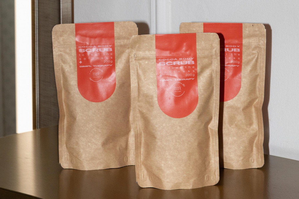 Dve značky, dve filozofie, jeden spoločný výsledok. Cocoa Body Scrub je dôkazom, že to najlepšie vzniká, keď sa značky nesúťažia, ale sa navzájom počúvajú a dopĺňajú.