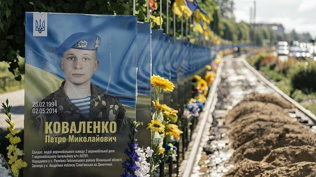 V Hajsyne na Ukrajine upravujú chodníky pozdĺž tabúľ s menami padlých ukrajinských hrdinov. Je ich tam vystavených vyše pol druhej stovky. FOTO: Mafra/Petr Topič