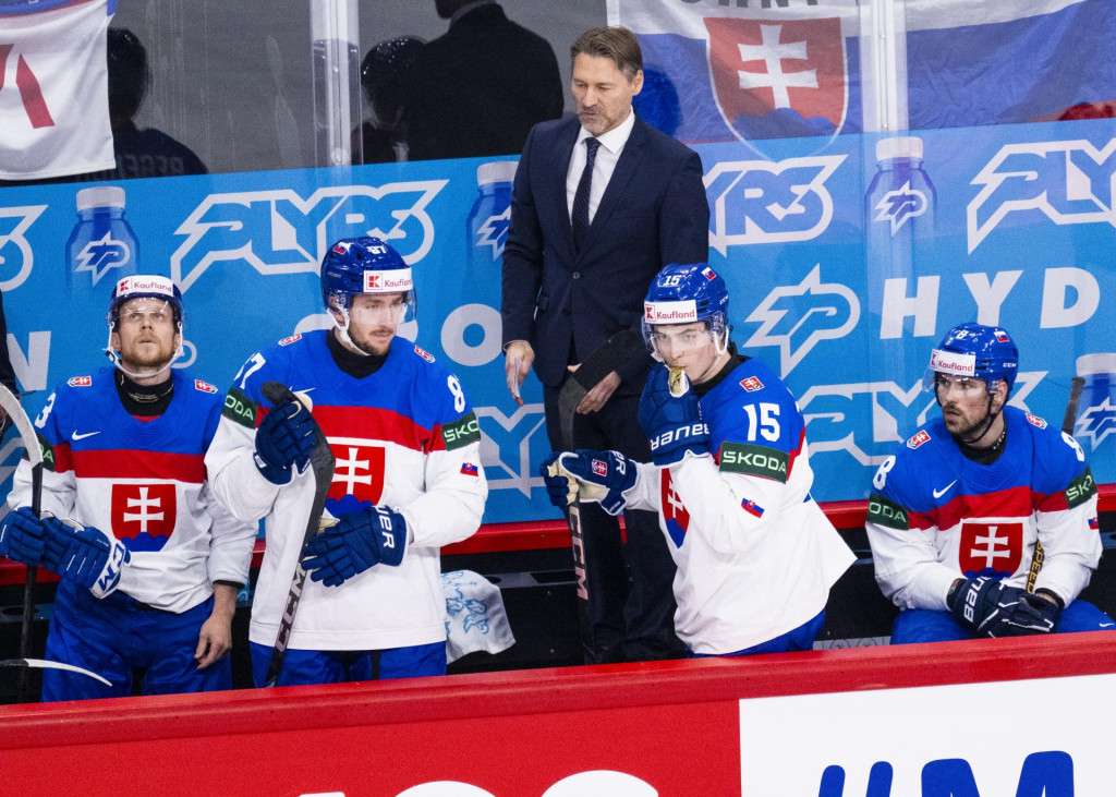 Slovenskí hokejisti zľava Michal Krištof, Pavol Regenda, tréner slovenskej hokejovej reprezentácie Vladimír Országh, Dalibor Dvorský a Maxim Čajkovič sledujú zo striedačky zápas A-skupiny Fínsko - Slovensko. FOTO: TASR/Jakub Kotian