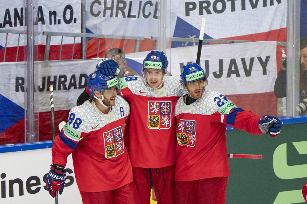 Český hokejista Martin Nečas (98) sa teší z gólu so spoluhráčmi Davidom Pastrňákom (88) a Lukášom Sedlákom v zápase B-skupiny Česko - USA na MS v ľadovom hokeji v dánskom Herningu. FOTO: TASR/AP