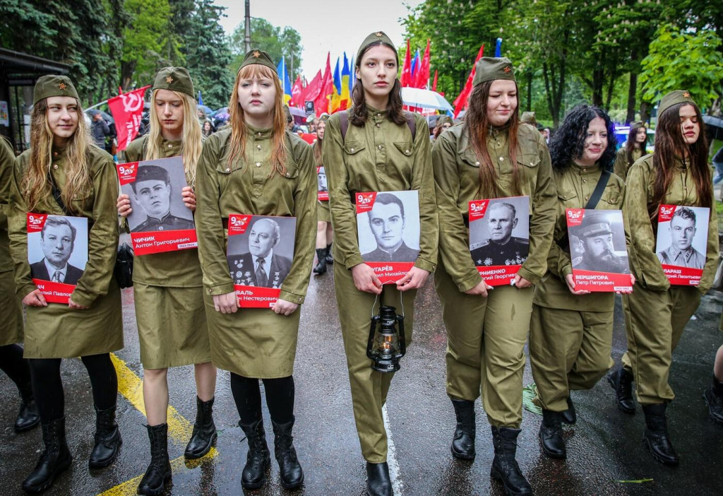 Ženy si obliekli sovietske uniformy, aby si v Kišiňove uctili výročie konca druhej svetovej vojny. FOTO: Profimedia