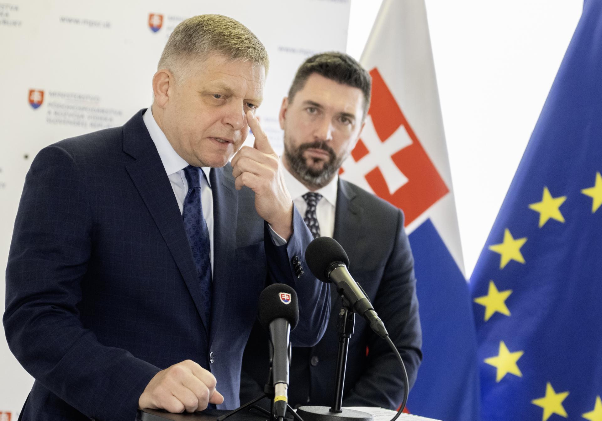 Zmeny pri vízach aj refundácie po povodniach. Sledujte reakcie premiéra a ministrov po rokovaní vlády