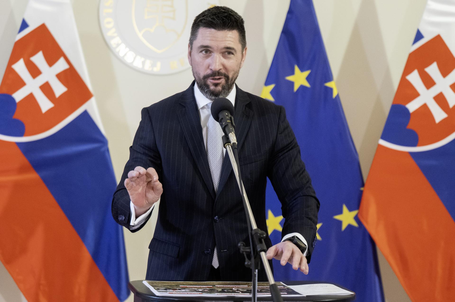 Opozícia robí hon na čarodejnice, no o kauzách ich vlády nehovorí, vyhlásil Takáč po rokovaní vlády