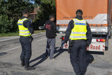 Česko pravdepodobne vo štvrtok zruší povinné kontroly a dezinfekcie kamiónov na hraniciach so Slovenskom. FOTO: TASR/Michal Svítok