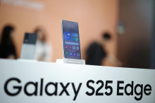 Spoločnosť Samsung Electronics vystavuje Galaxy S25 Edge počas podujatia v jej predajni v Soule v Južnej Kórei. FOTO: REUTERS
