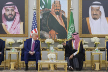 Americký prezident Donald Trump a saudskoarabský korunný princ Muhammad bin Salmán pijú kávu na letisku v saudskoarabskom Rijáde v utorok 13. mája 2025. FOTO: TASR/AP