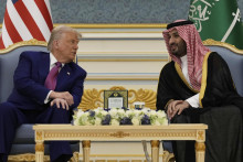 Americký prezident Donald Trump a saudskoarabský korunný princ Muhammad bin Salmán počas stretnutia v kráľovskom paláci v saudskoarabskom Rijáde. FOTO: TASR/AP