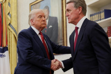 Na snímke americký prezident Donald Trump s veľvyslancom USA v Číne Davidom Perdueom.

FOTO: REUTERS