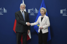 Šéfka Európskej komisie Ursula von der Leyenová a český prezident Petr Pavel pózujú počas stretnutia v Bruseli v utorok 20. mája 2025. FOTO: TASR/AP