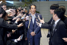 Japonský minister poľnohospodárstva, lesníctva a rybárstva Taku Eto sa rozpráva s médiami po stretnutí s premiérom Šigeruom Išibom o jeho kontroverzných komentároch o prijímaní ryže od podporovateľov. FOTO: REUTERS