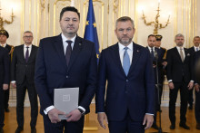 Prezident Peter Pellegrini (vpravo) počas vymenovania predsedu Najvyššieho súdu Františka Moznera. FOTO: TASR/Pavel Neubauer