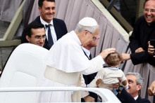 Pápež Lev XIV. žehná dieťaťu v deň svojej prvej generálnej audiencie na Námestí svätého Petra. FOTO: Reuters