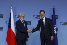 Český prezident Petr Pavel a generálny tajomník NATO Mark Rutte. FOTO: TASR/AP