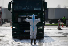 Rakúsky tím dezinfikuje nákladné vozidilá prichádzajúce na Slovensko z Maďarska na hraničnom priechode Rusovce - Rajka v Bratislave. FOTO: TASR/Jaroslav Novák
