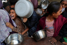 Palestínčania čakajú na jedlo. FOTO: Reuters