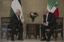 Libanonský prezident Džúzíf Awn (vpravo) a palestínsky prezident Mahmúd Abbás sa rozprávajú počas ich stretnutia v prezidentskom paláci v meste Bábda, východne od Bejrútu. FOTO: TASR/AP