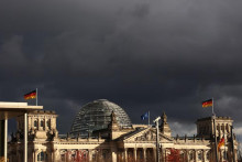 Mračná nad budovou Reichstagu, sídlom dolnej komory nemeckého parlamentu Bundestag v Berlíne, Nemecko, 10. novembra 2023. FOTO: REUTERS