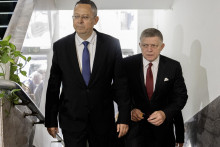 Predseda vlády Robert Fico (Smer-SD) počas návštevy Ministerstva financií v rámci kontrolného dňa a vľavo minister financií Ladislav Kamenický (Smer-SD). FOTO: TASR/Martin Baumann