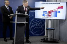 Premiér Robert Fico spoločne s financmajstrom Ladislavom Kamenickým hovorili o ďalšej potrebe znižovania štátneho deficitu. FOTO: TASR/M. Baumann