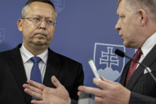 Predseda vlády Robert Fico (Smer-SD) a minister financií Ladislav Kamenický (Smer-SD). FOTO: TASR/Martin Baumann