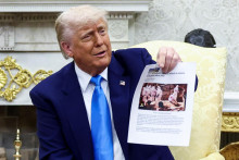 Americký prezident Donald Trump ukazuje kópiu článku, ktorý podľa neho hovorí o zabitých bielych Juhoafričanoch. FOTO: Reuters