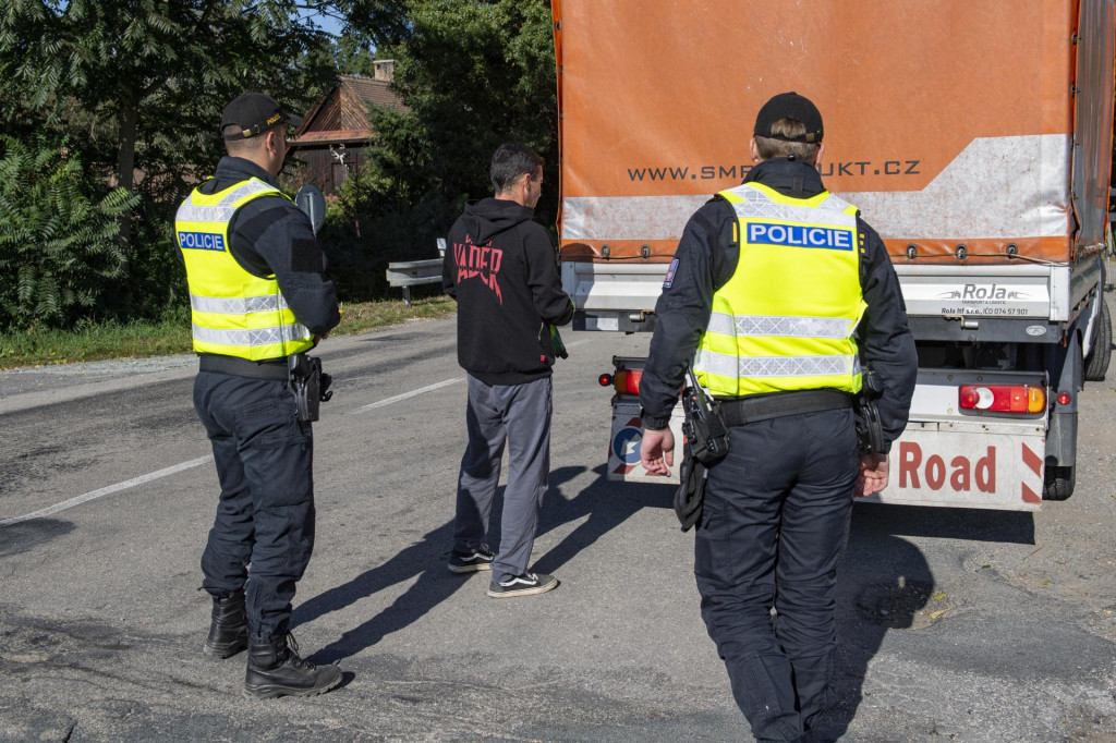 Česko pravdepodobne vo štvrtok zruší povinné kontroly a dezinfekcie kamiónov na hraniciach so Slovenskom. FOTO: TASR/Michal Svítok