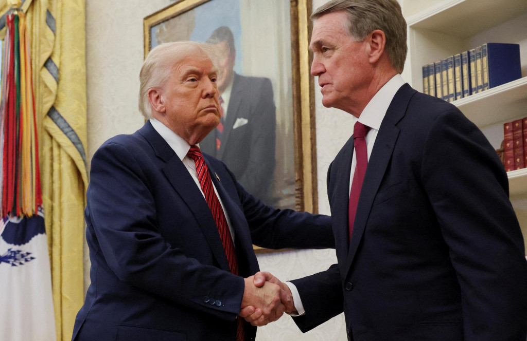 Na snímke americký prezident Donald Trump s veľvyslancom USA v Číne Davidom Perdueom.

FOTO: REUTERS