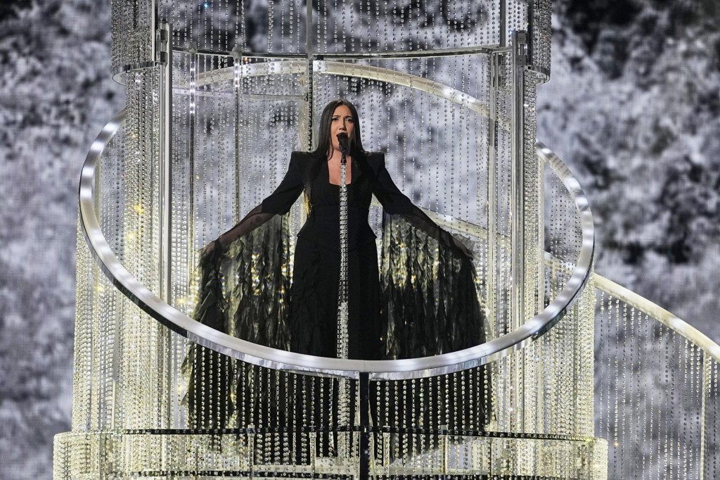 Izraelská speváčka Juval Rafaelová vystupuje s piesňou New Day Will Rise” počas finále piesňovej súťaže Eurovízia vo švajčiarskom Bazileji. FOTO: TASR/AP
