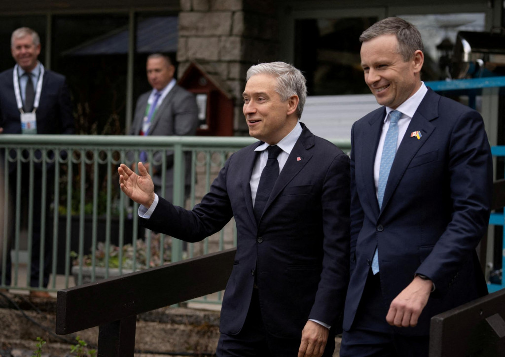 Kanadský minister financií Francois-Philippe Champagne prichádza na tlačovú konferenciu s ukrajinským ministrom financií Sergejom Marčenkom po stretnutí počas zasadnutia ministrov financií v Banff v kanadskej Alberte. FOTO: Reuters