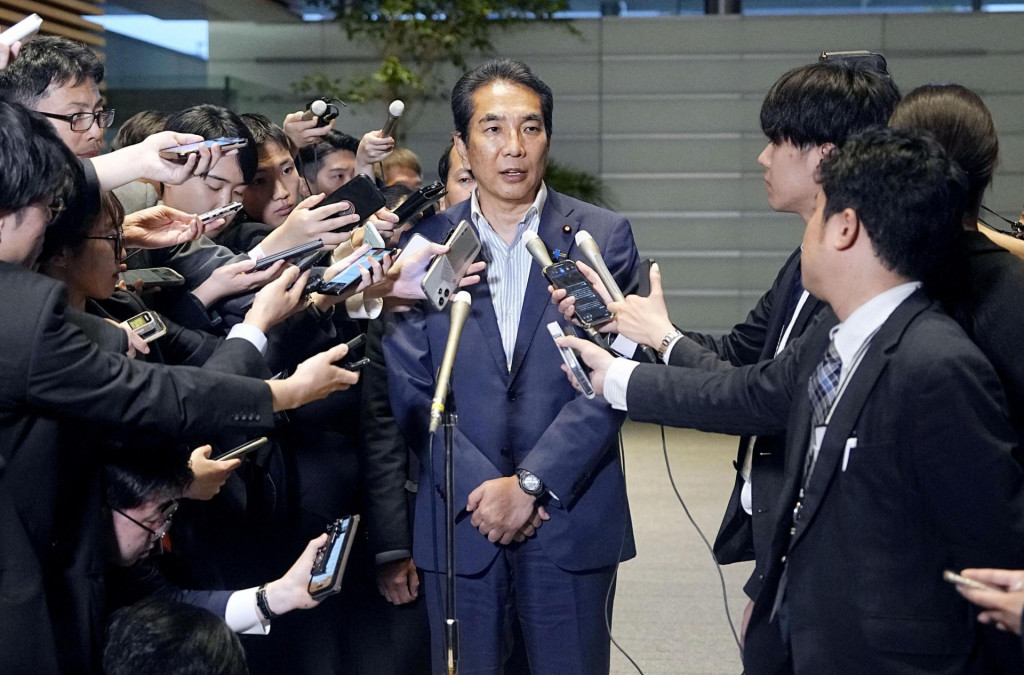 Japonský minister poľnohospodárstva, lesníctva a rybárstva Taku Eto sa rozpráva s médiami po stretnutí s premiérom Šigeruom Išibom o jeho kontroverzných komentároch o prijímaní ryže od podporovateľov. FOTO: REUTERS