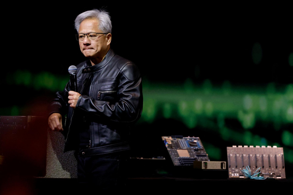 Generálny riaditeľ spoločnosti Nvidia Jensen Huang odpovedá na otázky médií na tlačovej konferencii v Tchaj-peji na Taiwane 21. mája 2025. FOTO: REUTERS